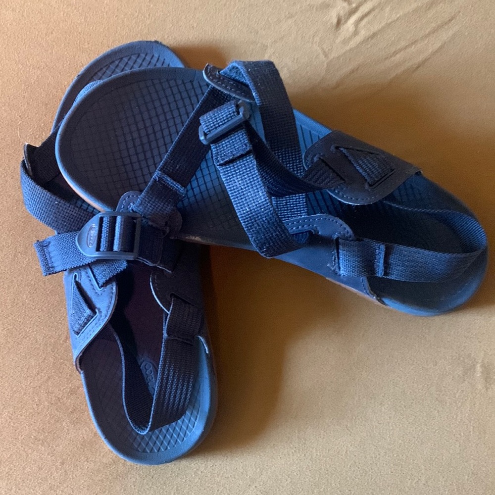 Chaco’s size 7 navy blue